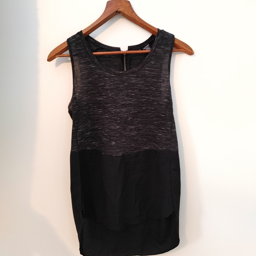 Black Sleeveless Top Side Slit Zipper Back Textured Top Women’s Size XS